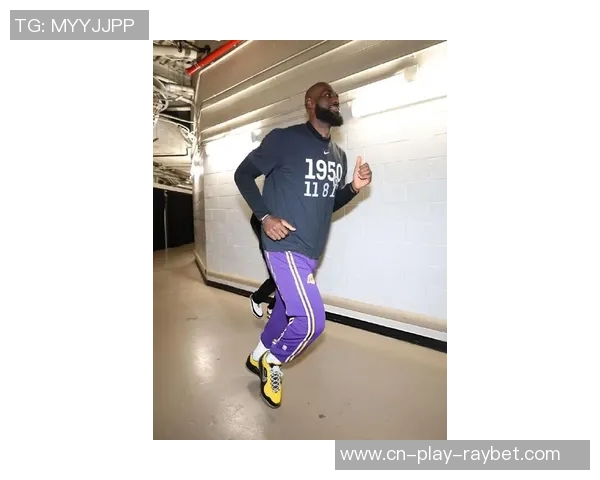 詹姆斯今日穿搭展示肯塔基大学LeBron23PE再掀篮球潮流热潮